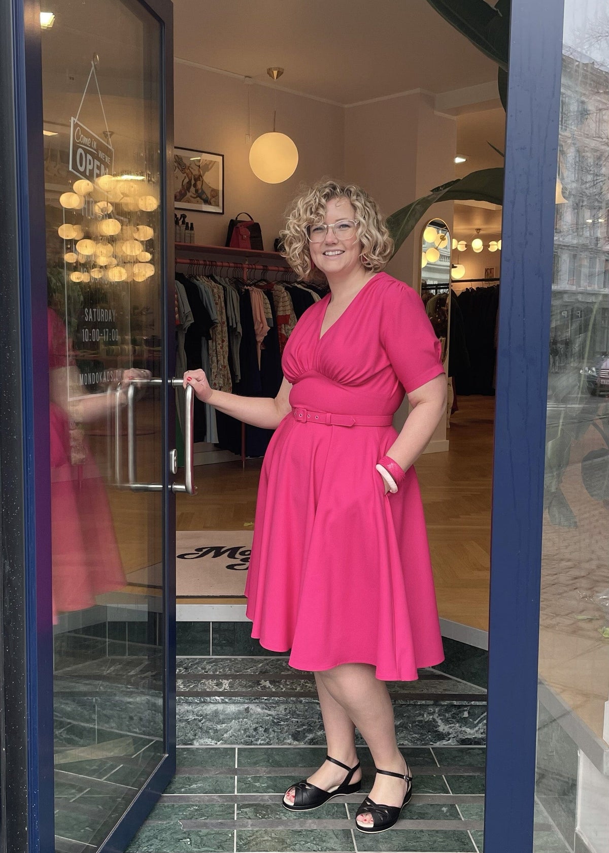 Marilyn swing kjole med korte ærmer i Pink Daisy Dapper 