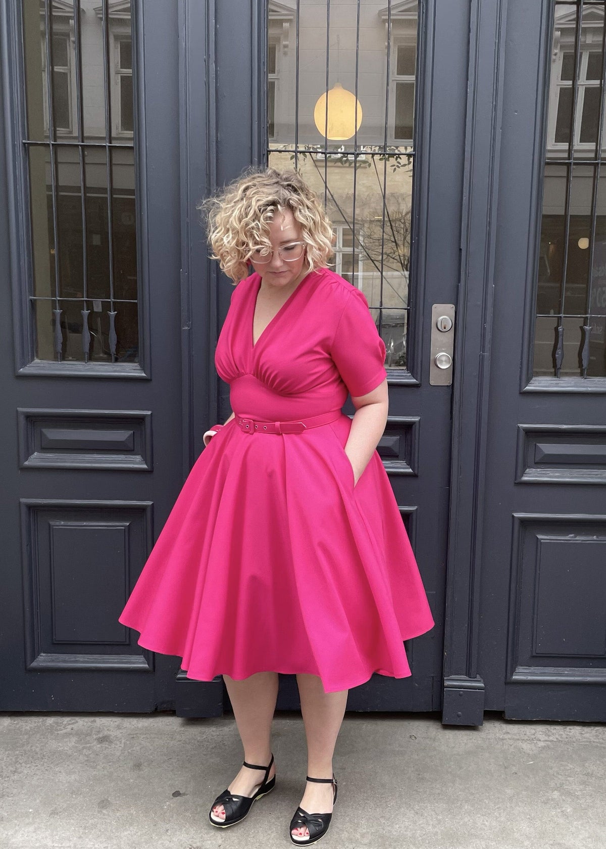 Marilyn swing kjole med korte ærmer i Pink Daisy Dapper 