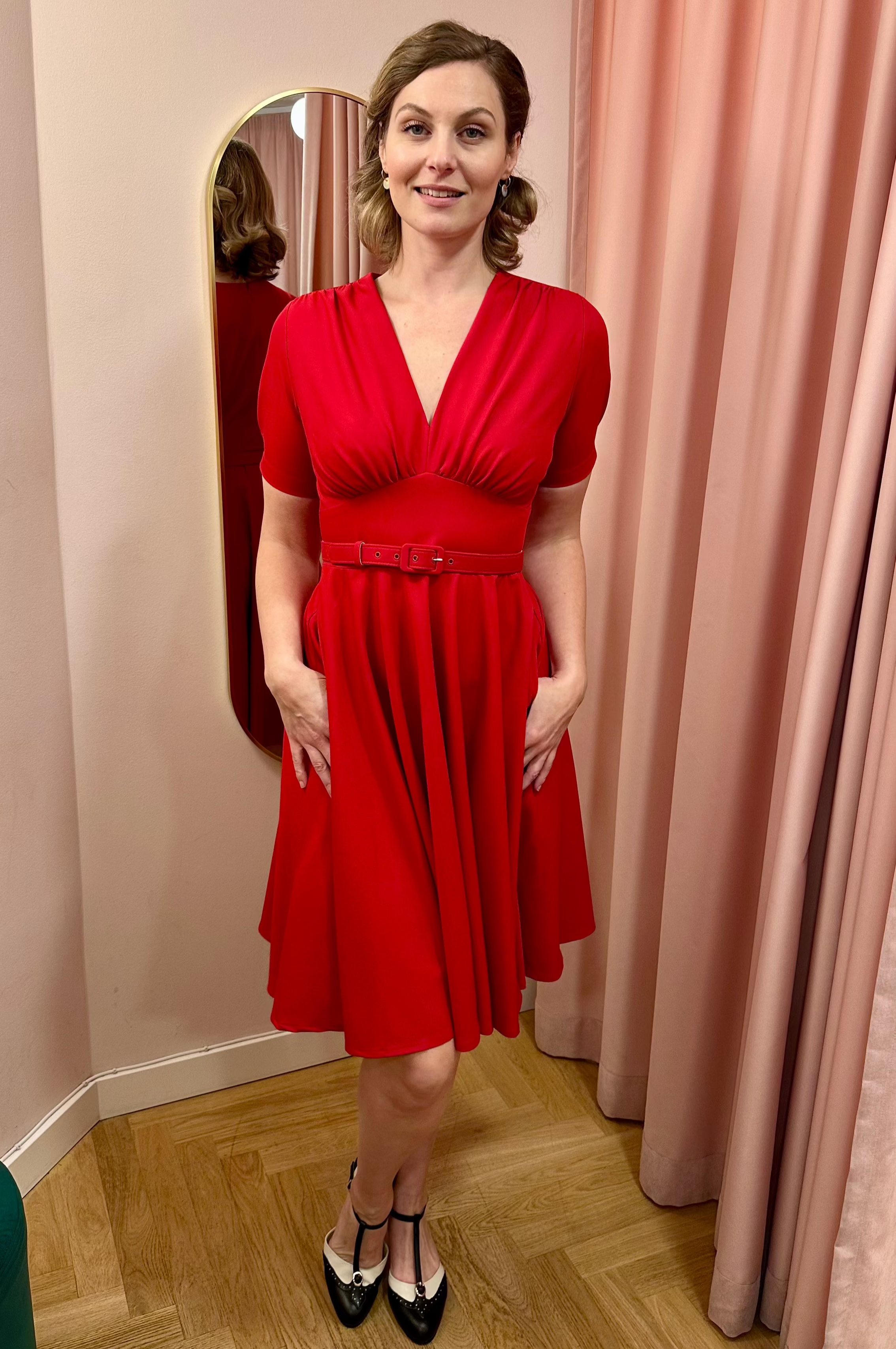 Marilyn swingkjole med korte ærmer i klassisk rød swing kjole Daisy Dapper 