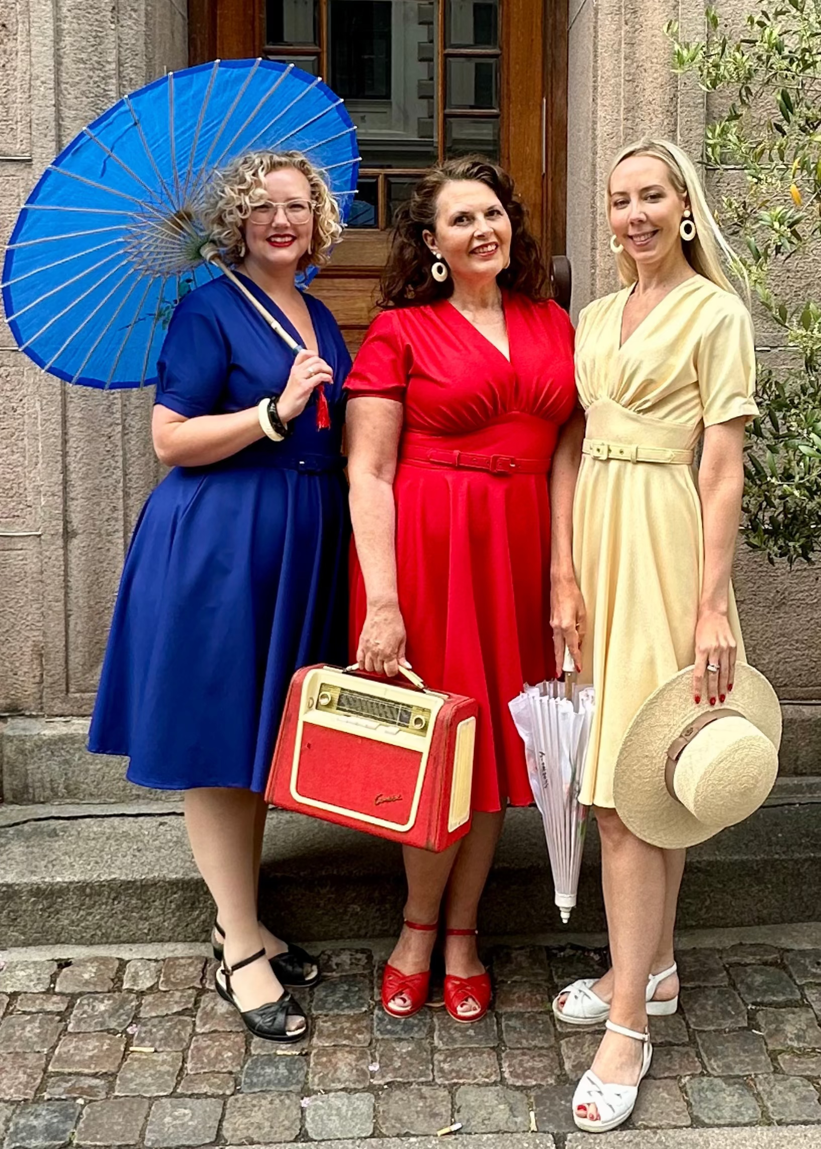 Marilyn swingkjole med korte ærmer i klassisk rød swing kjole Daisy Dapper 