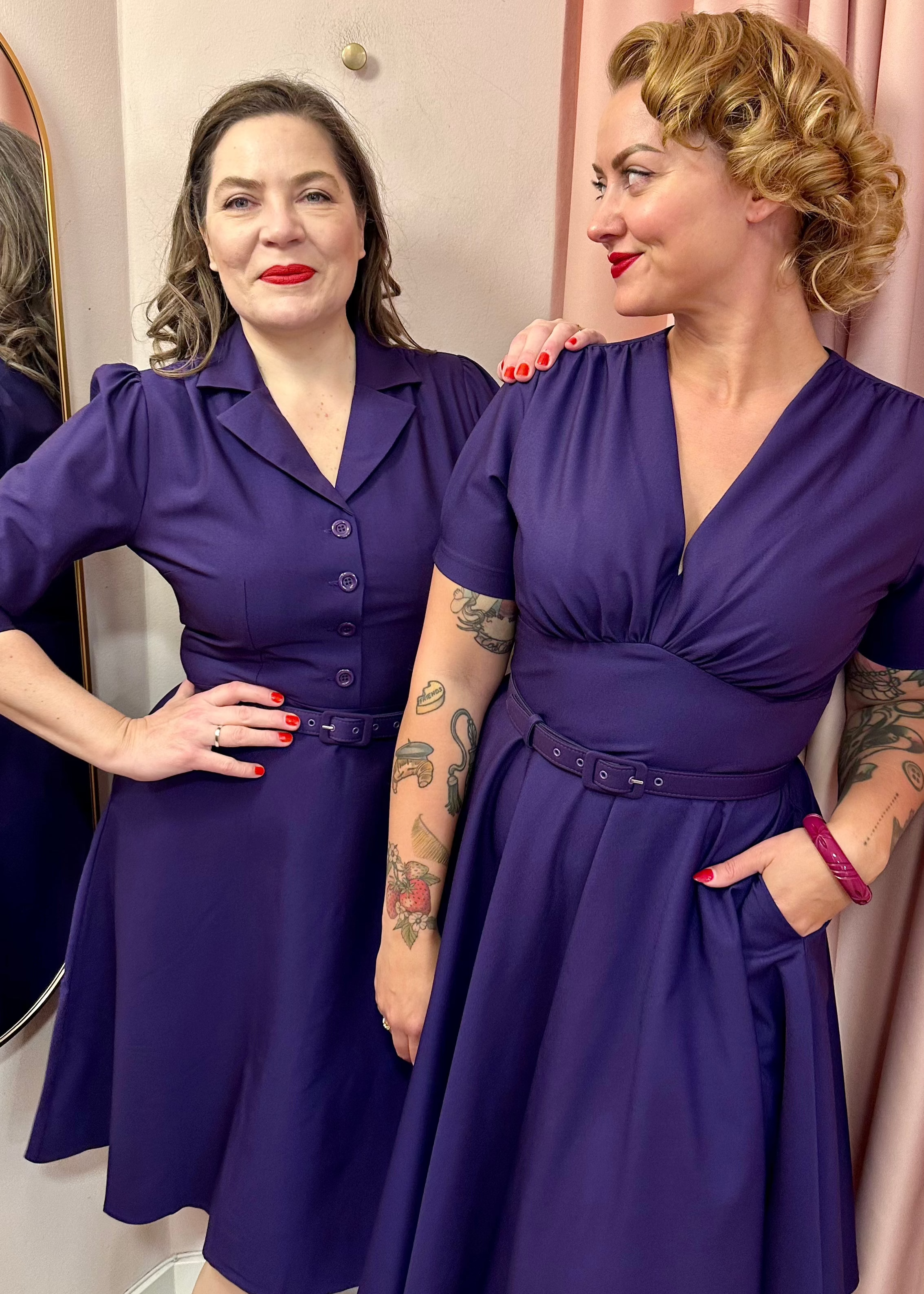 Marilyn swingkjole med korte ærmer i lilla swing kjole Daisy Dapper 