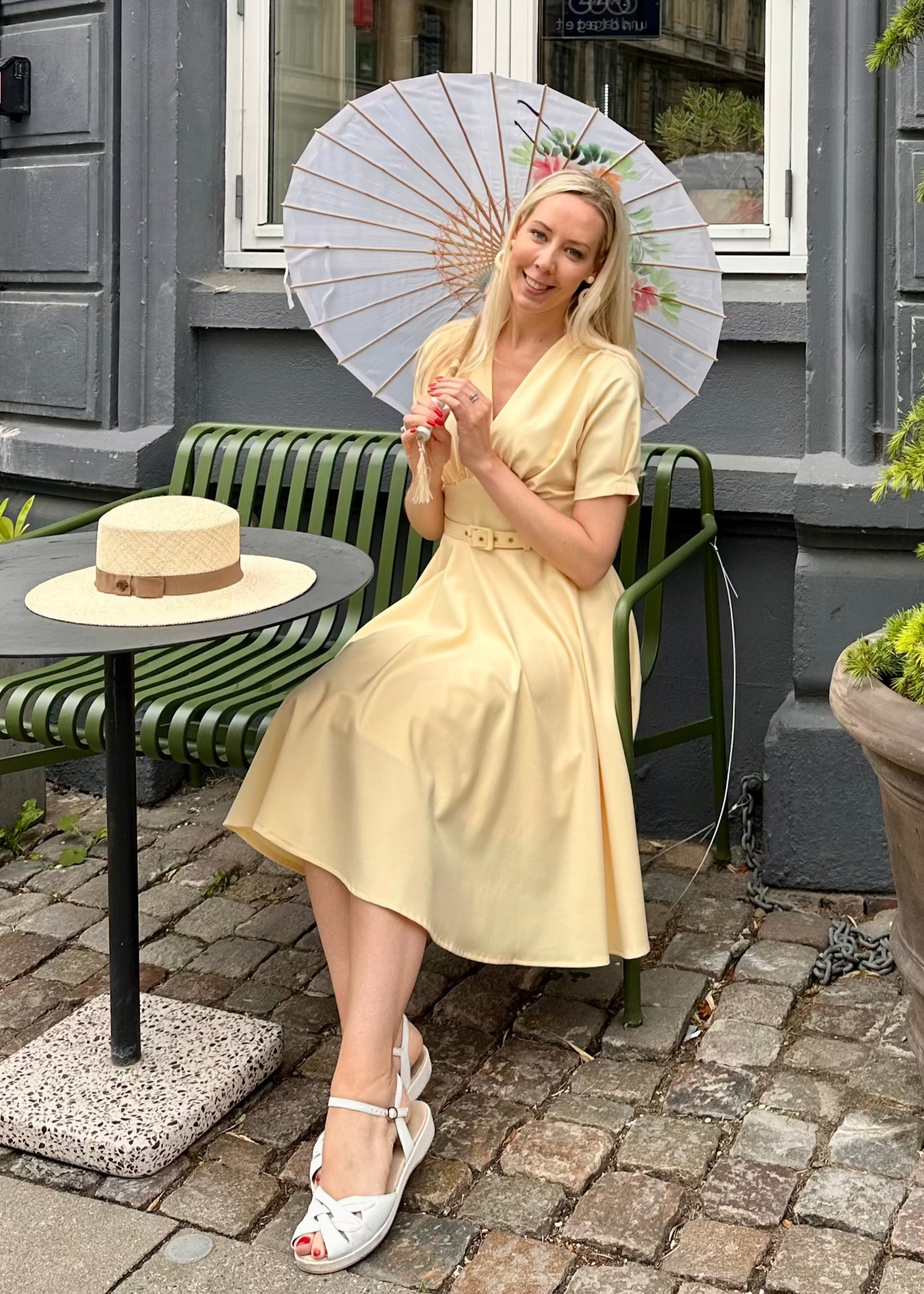 Marilyn swingkjole med korte ærmer i lys gul swing kjole Daisy Dapper 