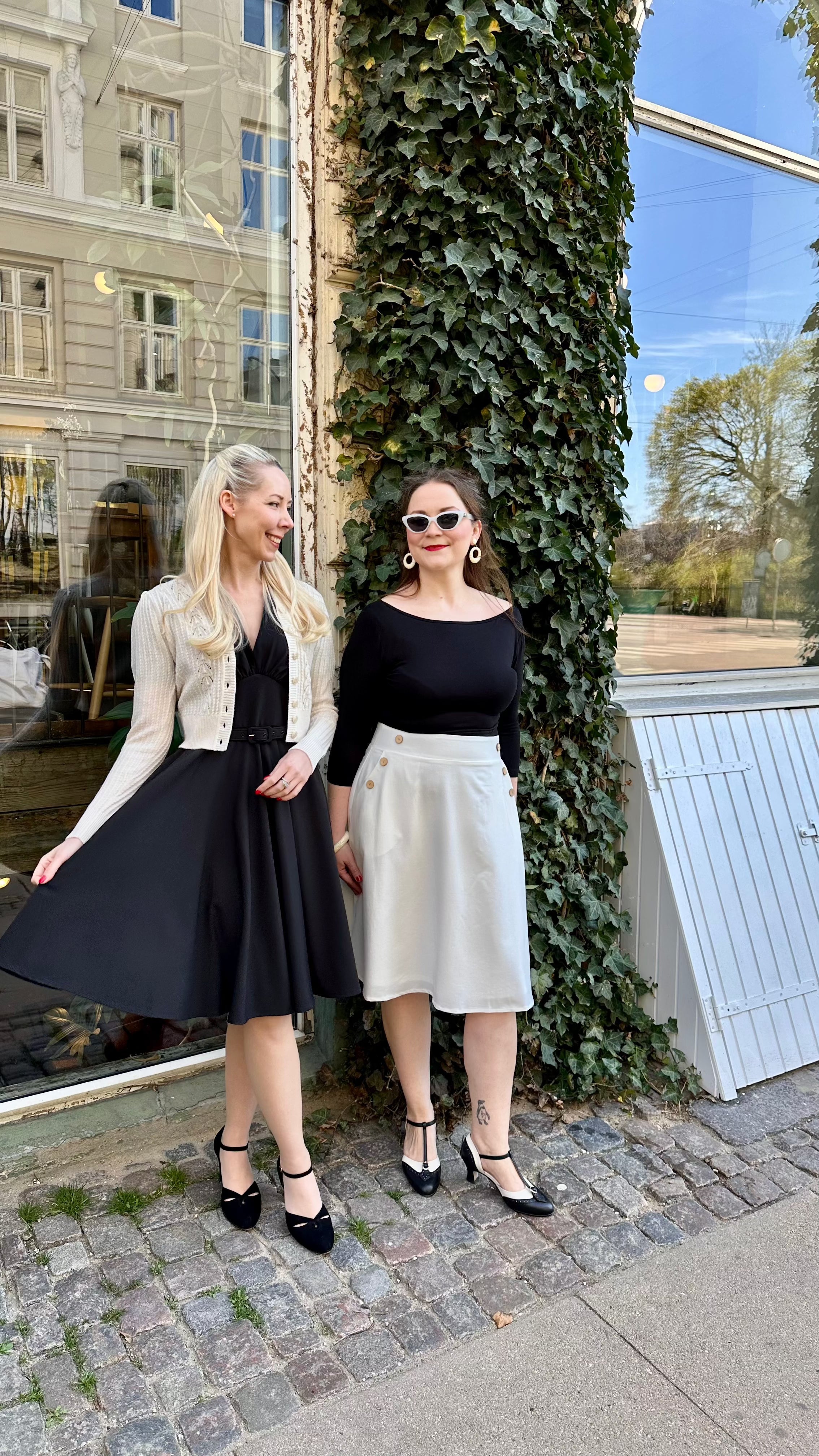 Marilyn swingkjole med korte ærmer i sort swing kjole Daisy Dapper 