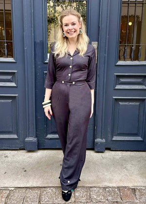 Maxine buksedragt med 3/4 lange ærmer - sort denimlook buksedragt Daisy Dapper 