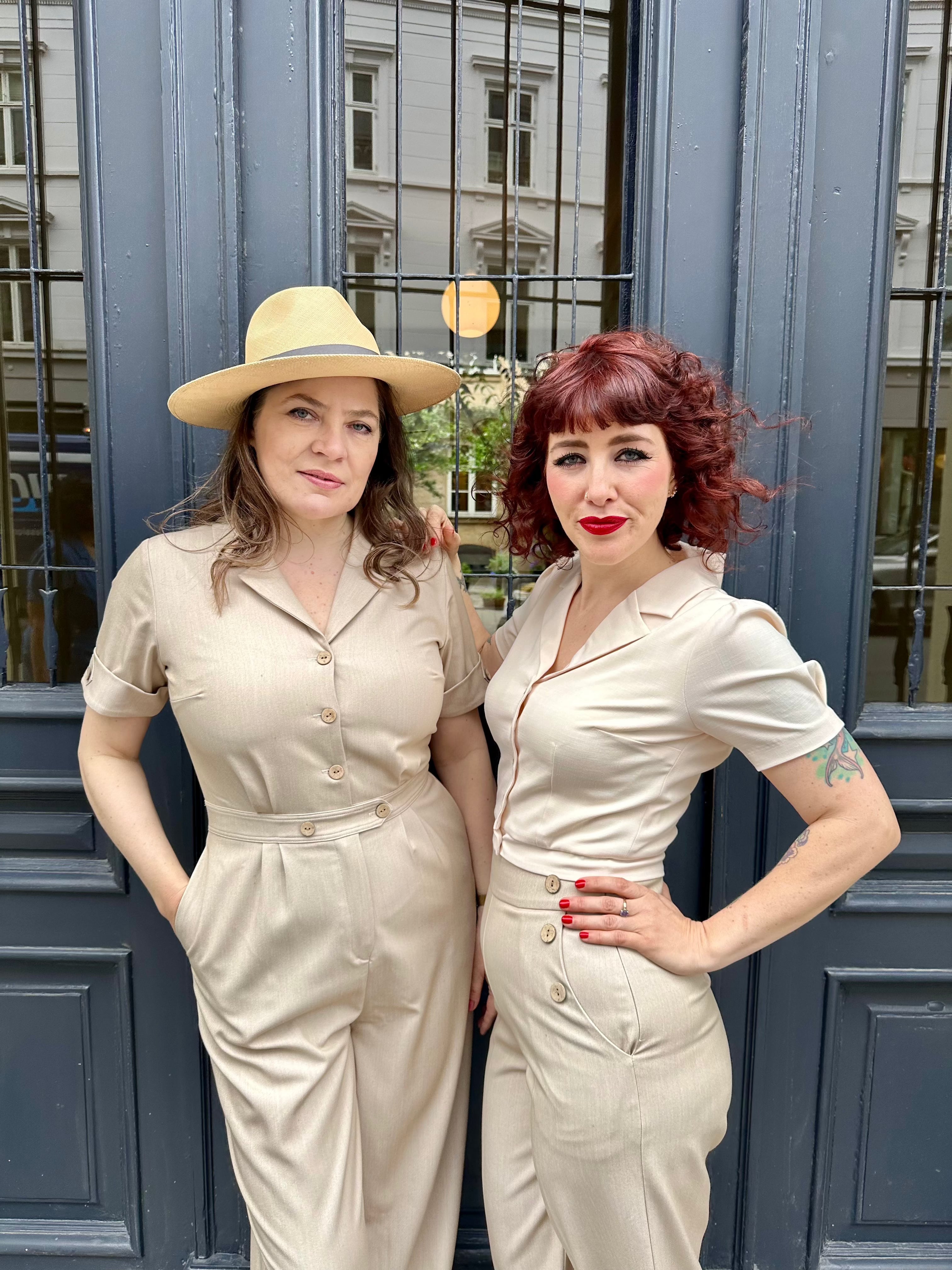 Maxine buksedragt med korte ærmer i beige sand buksedragter Daisy Dapper 