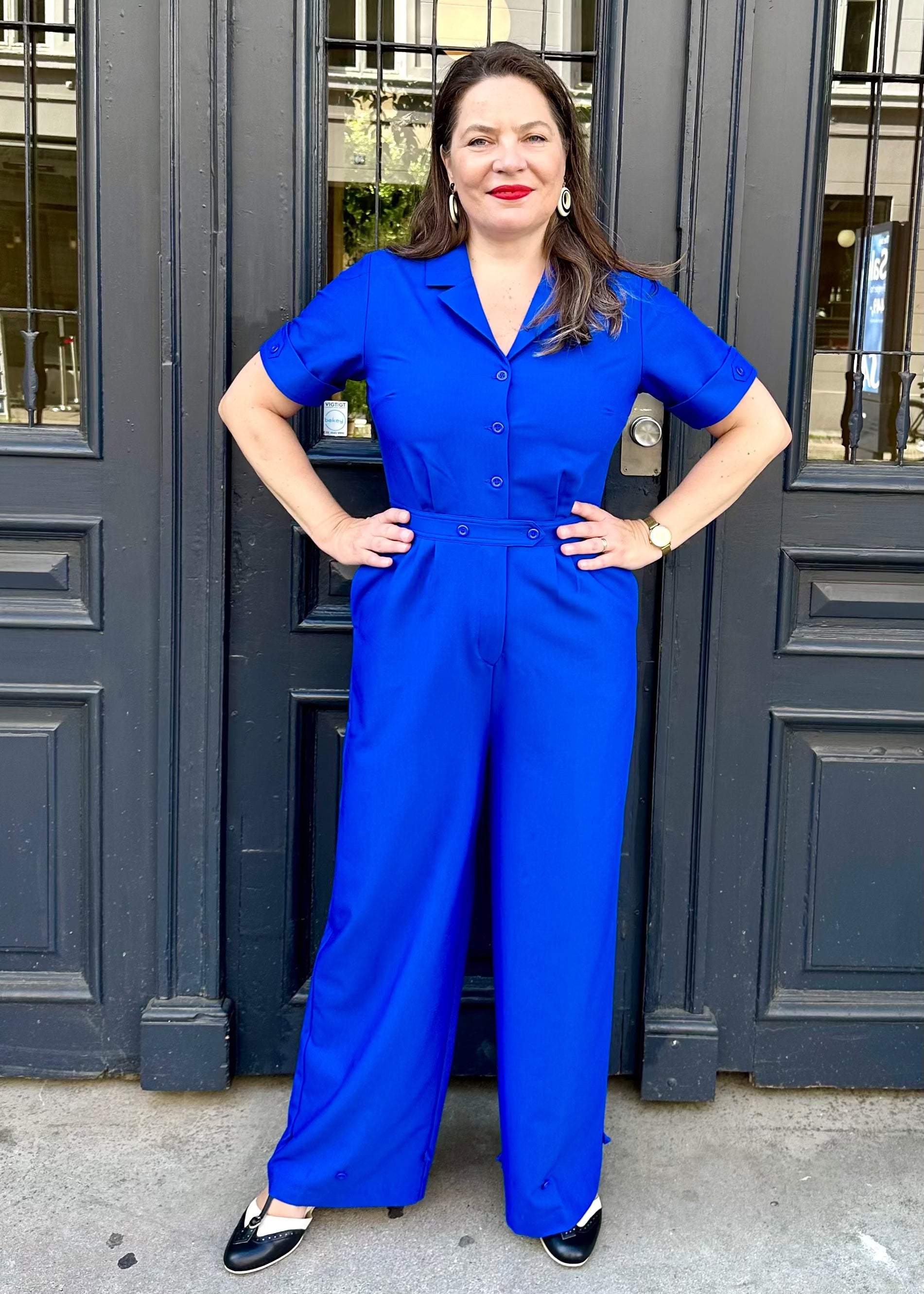 Maxine buksedragt med korte ærmer i kobolt blå toej Daisy Dapper 