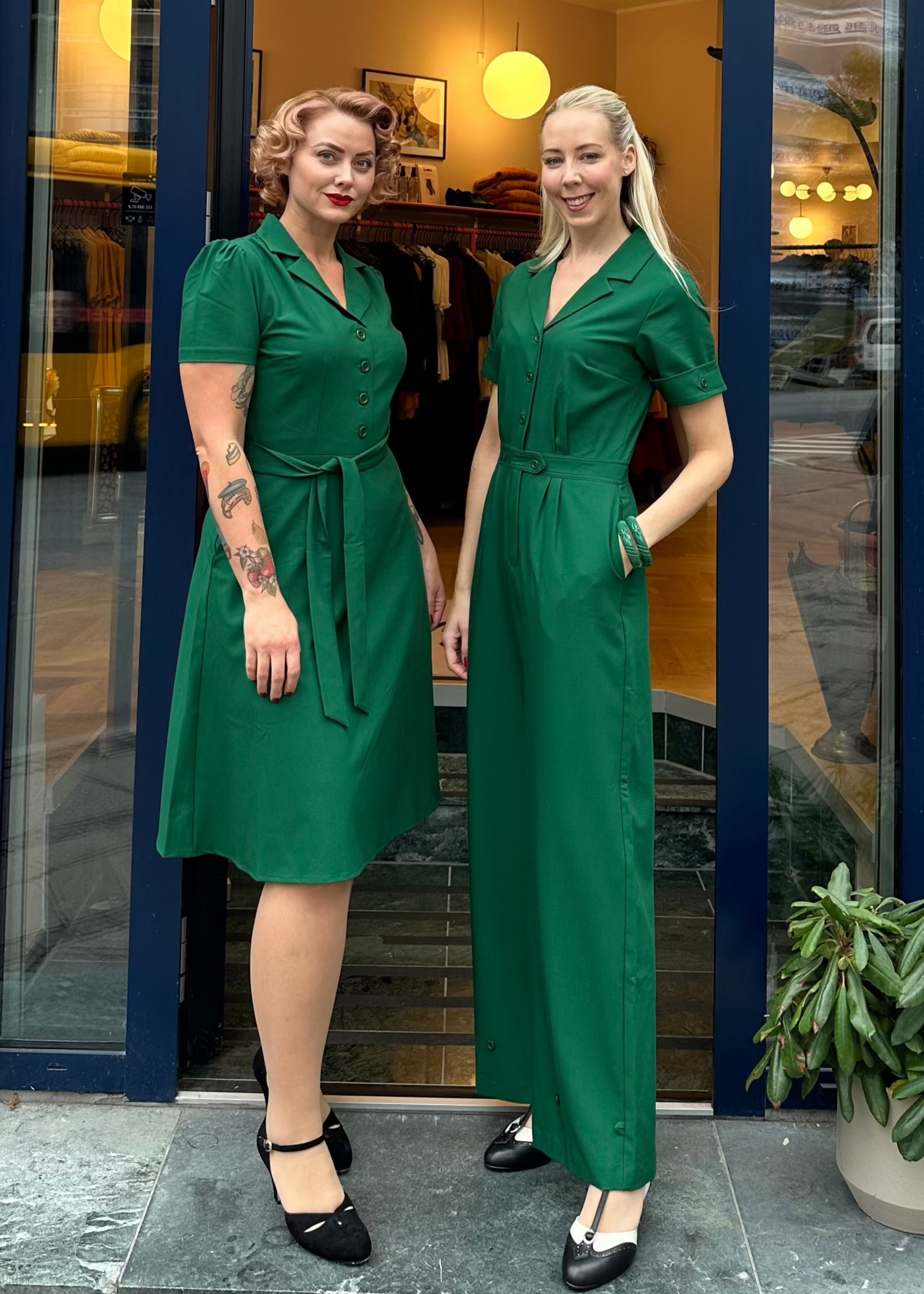 Maxine buksedragt med korte ærmer i smaragdgrøn bukser Daisy Dapper 