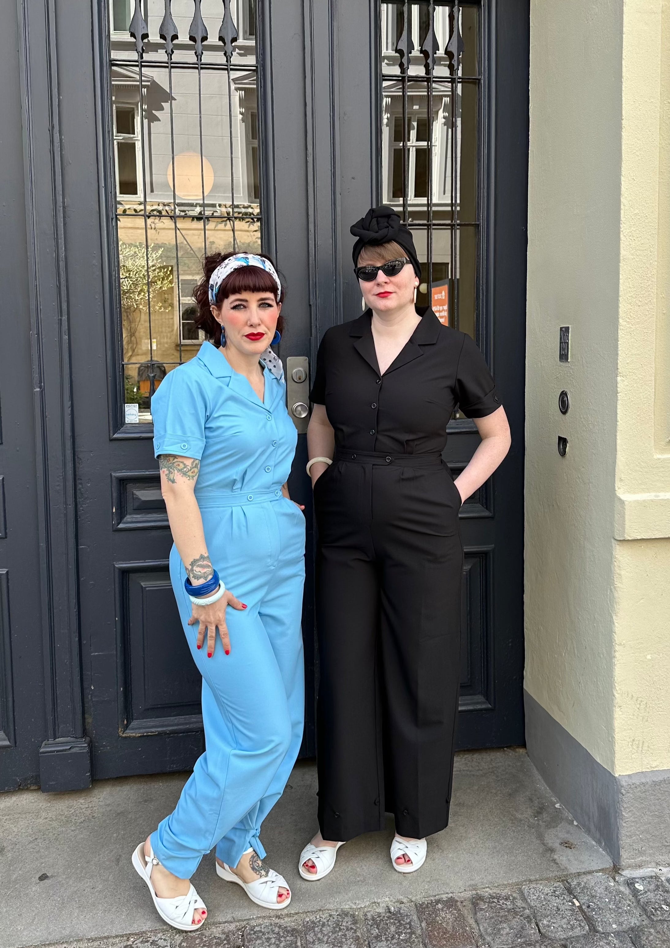 Maxine buksedragt med korte ærmer i sort toej Daisy Dapper 