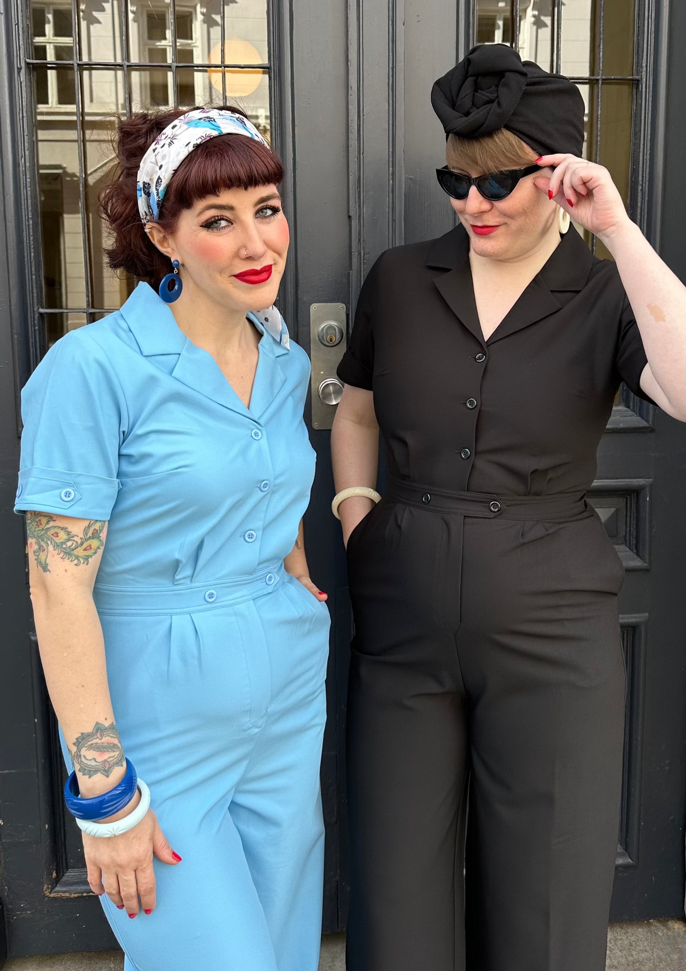Maxine buksedragt med korte ærmer i sort toej Daisy Dapper 