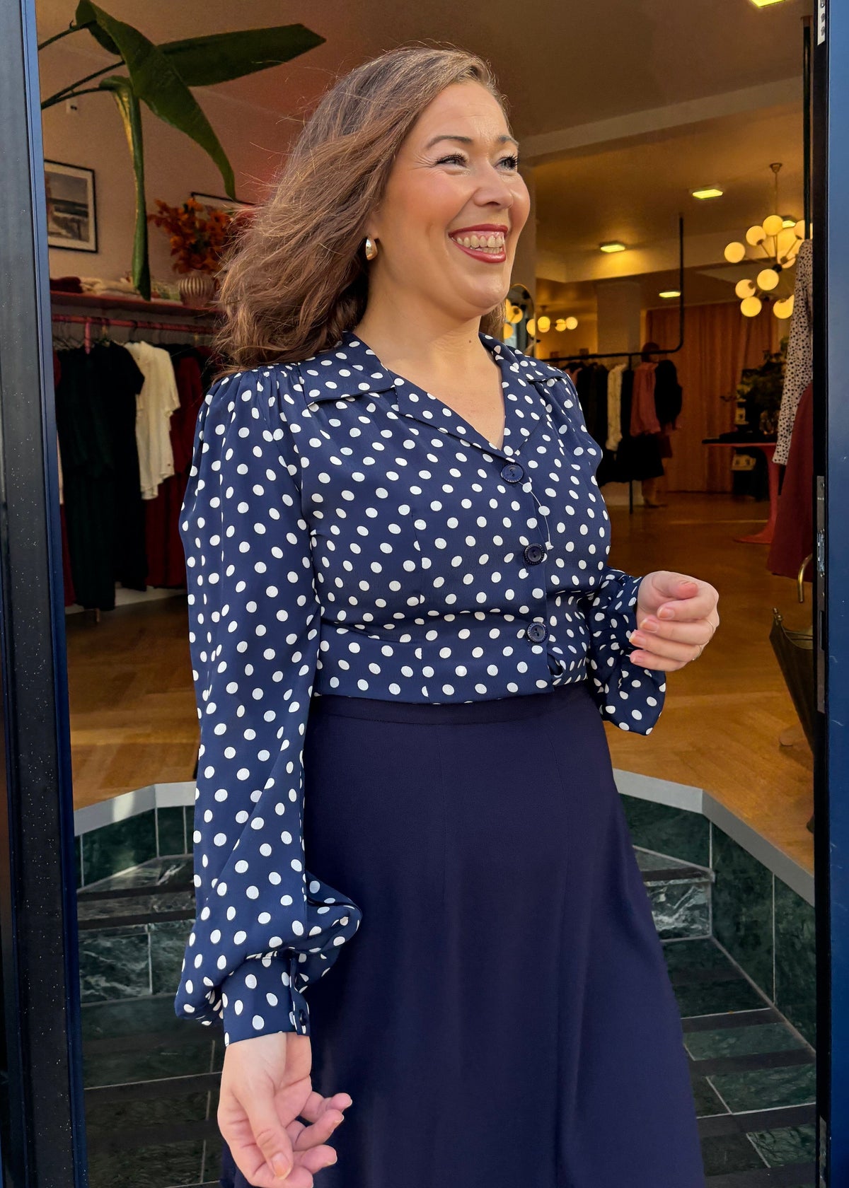 Poppy vintage stils skjortebluse - blå med prikker langærmet skjorte Seamstress Of Bloomsbury 