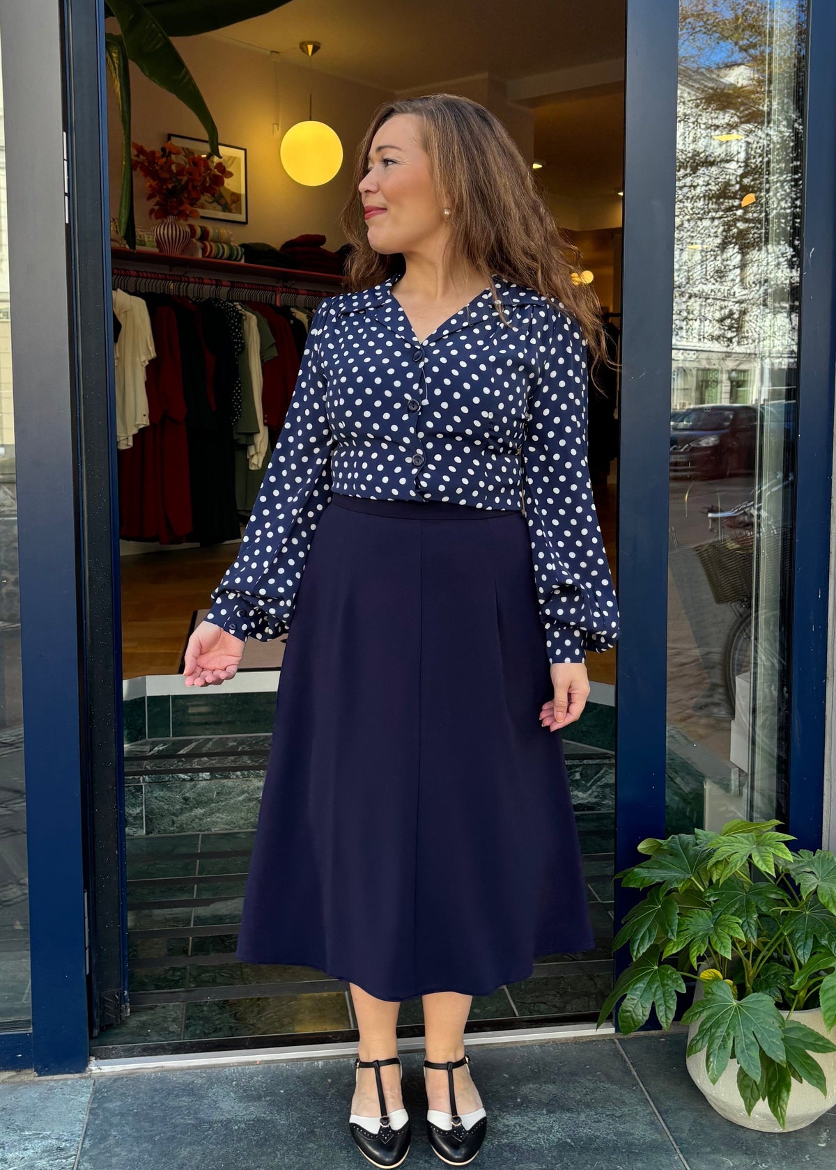 Poppy vintage stils skjortebluse - blå med prikker langærmet skjorte Seamstress Of Bloomsbury 