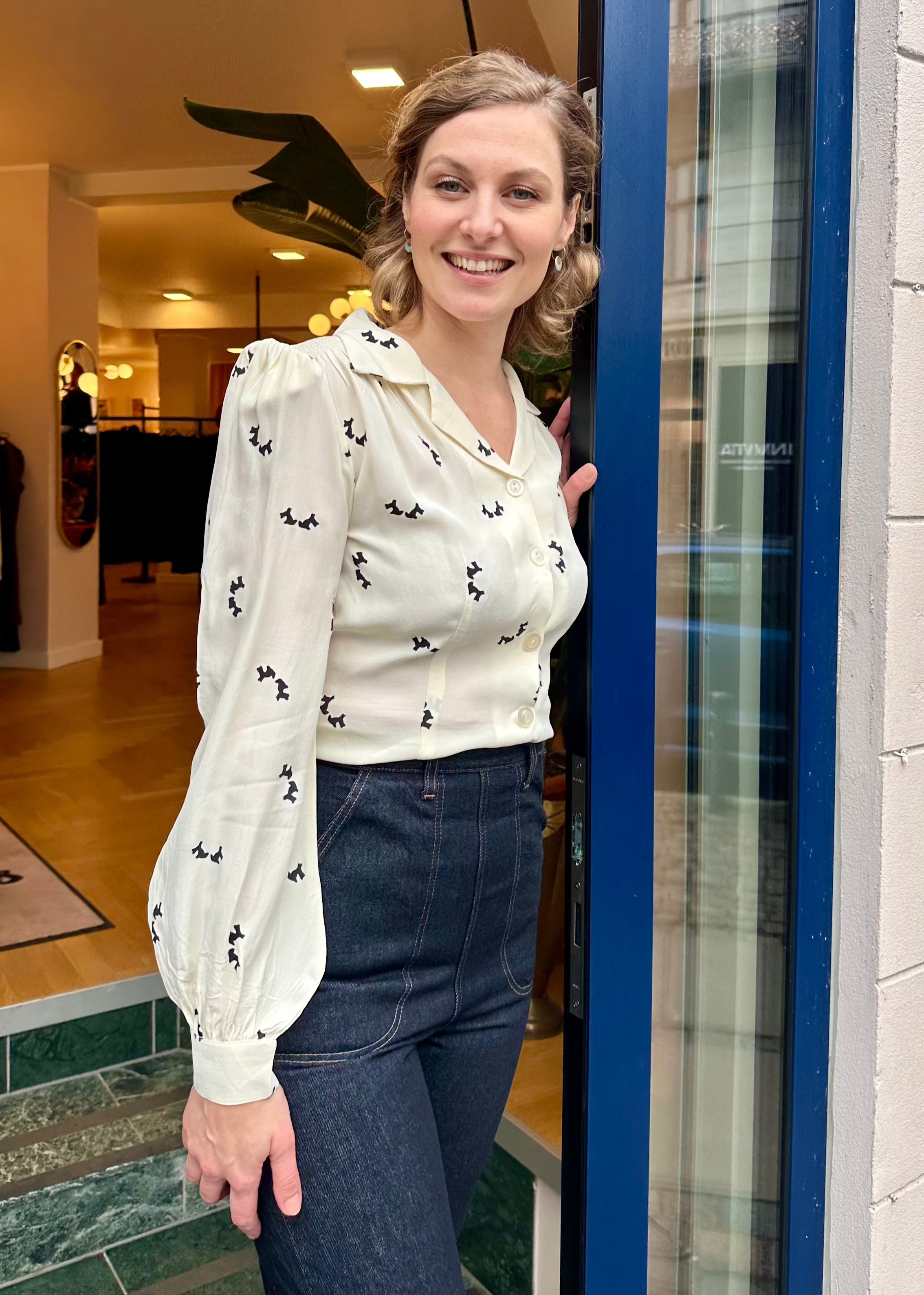Poppy vintage stils skjortebluse hvid med hundeprint langærmet skjorte Seamstress Of Bloomsbury 