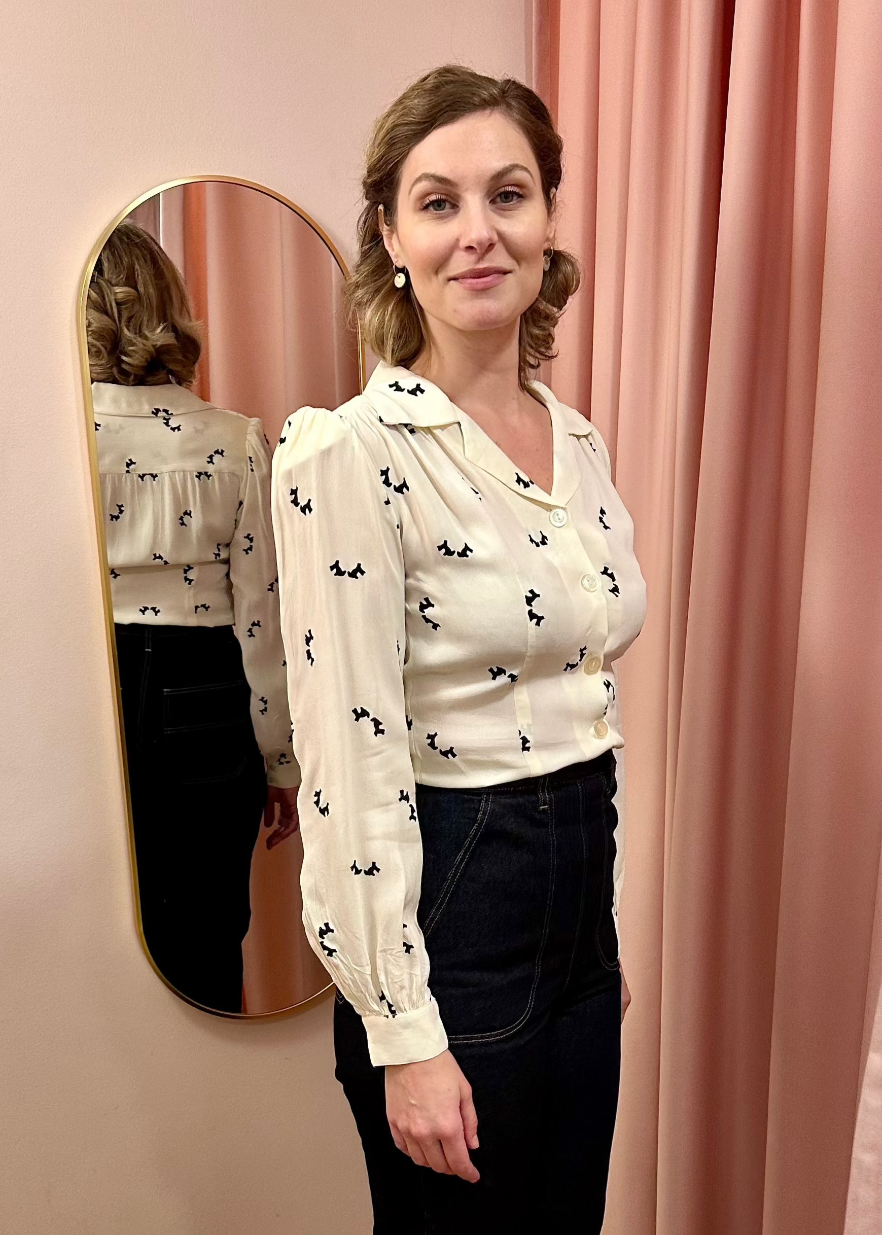 Poppy vintage stils skjortebluse hvid med hundeprint langærmet skjorte Seamstress Of Bloomsbury 