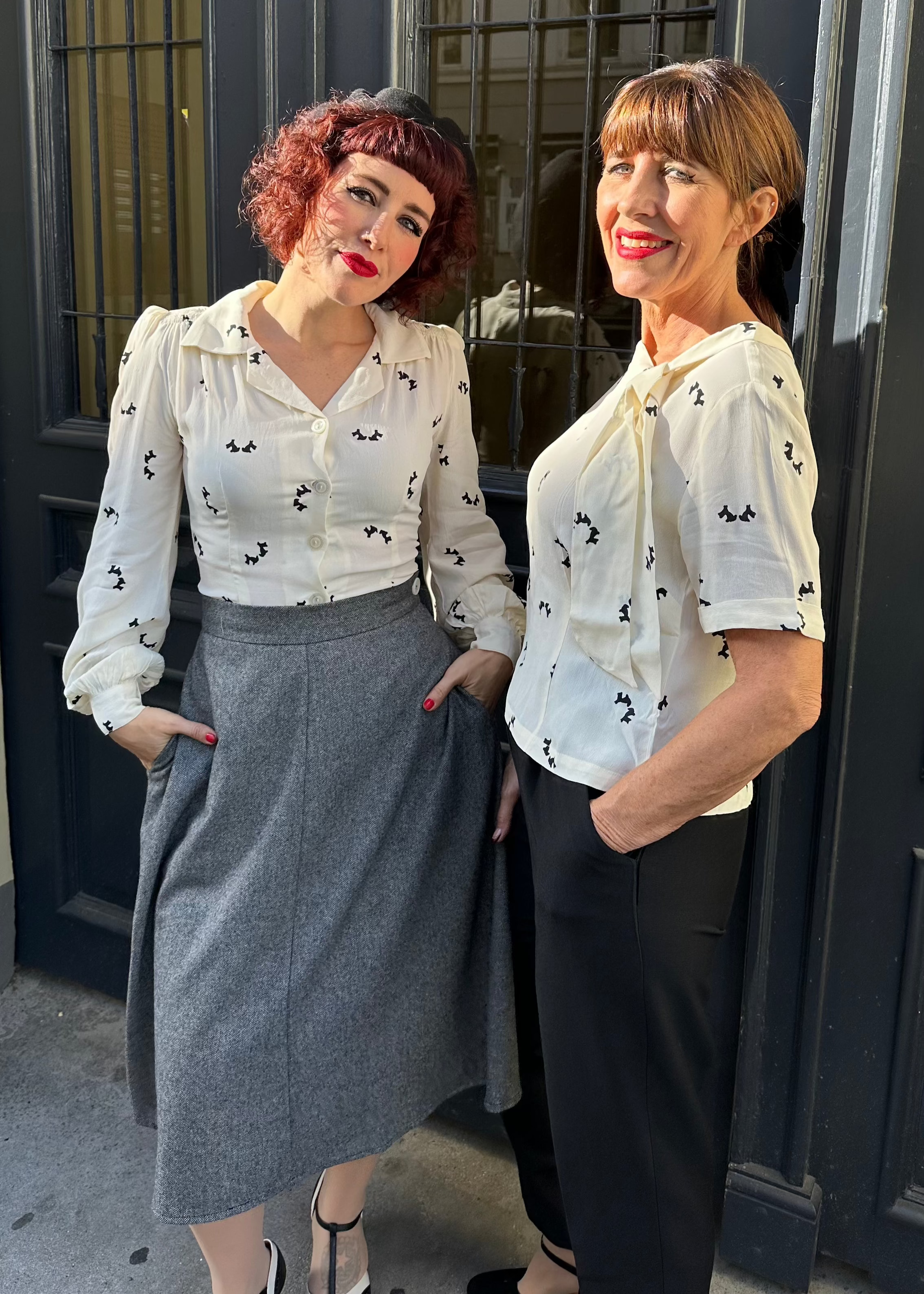 Poppy vintage stils skjortebluse hvid med hundeprint langærmet skjorte Seamstress Of Bloomsbury 