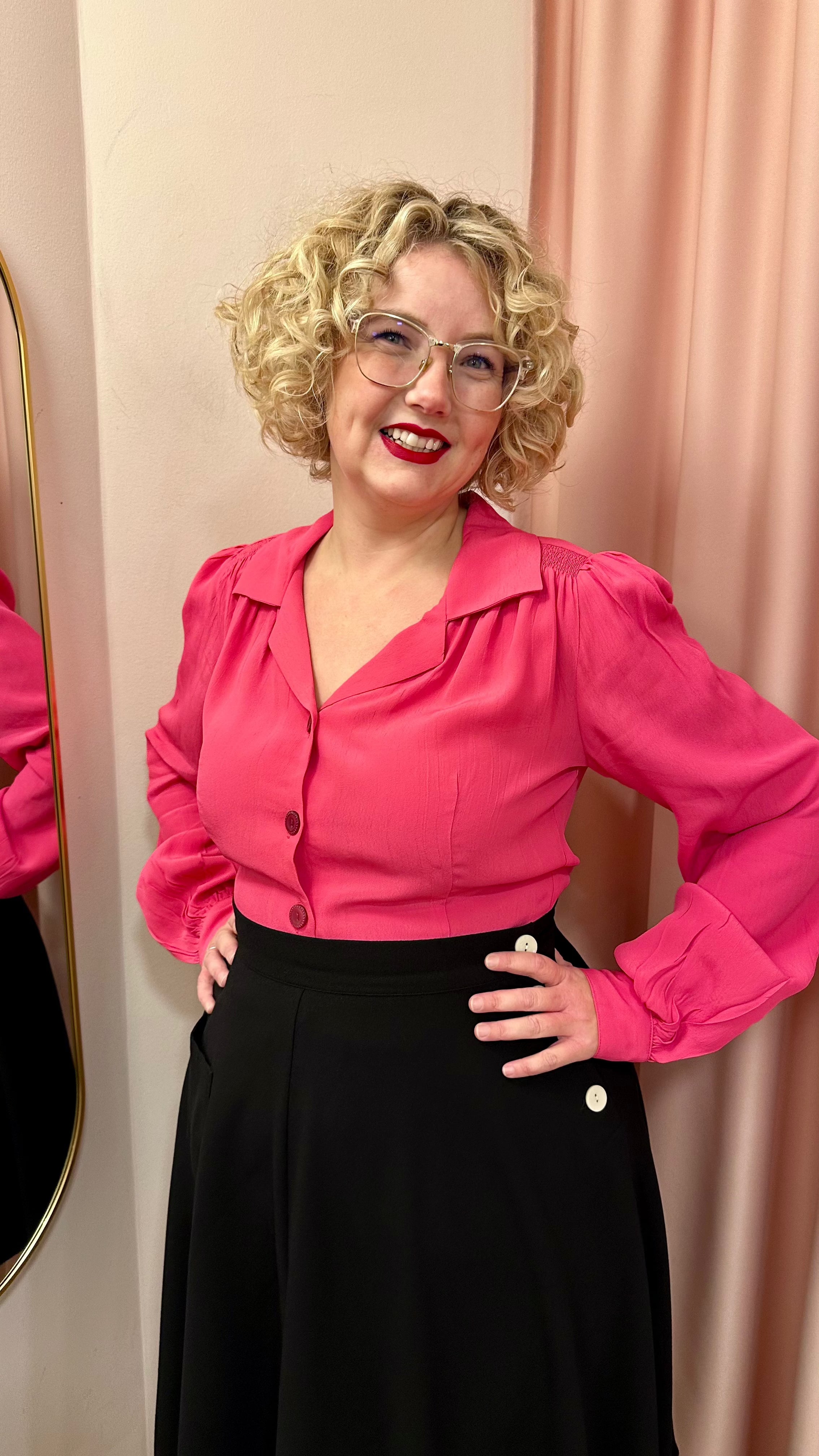 Poppy vintage stils skjortebluse i dyb pink langærmet skjorte Seamstress Of Bloomsbury 