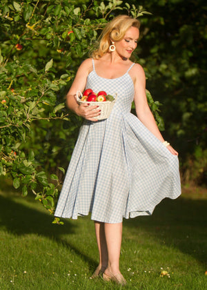 Priscilla swingkjole i blå gingham tern Kjoler Pretty Dress Company 