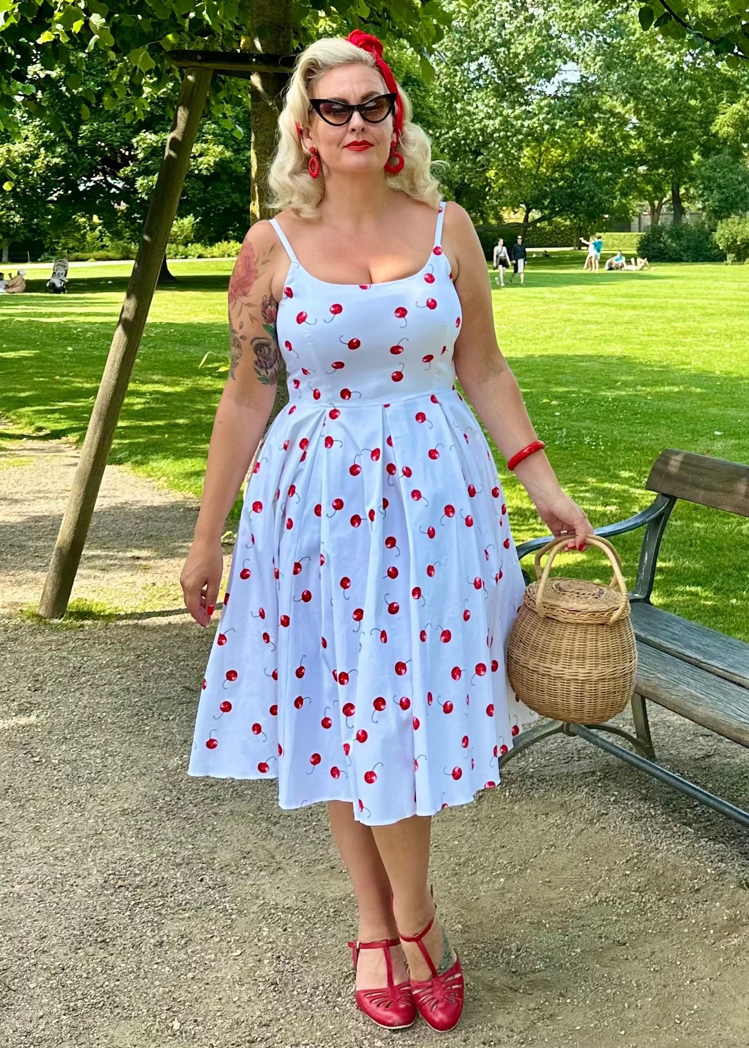 Priscilla swingkjole med kirsebær print swing kjole Pretty Dress Company 