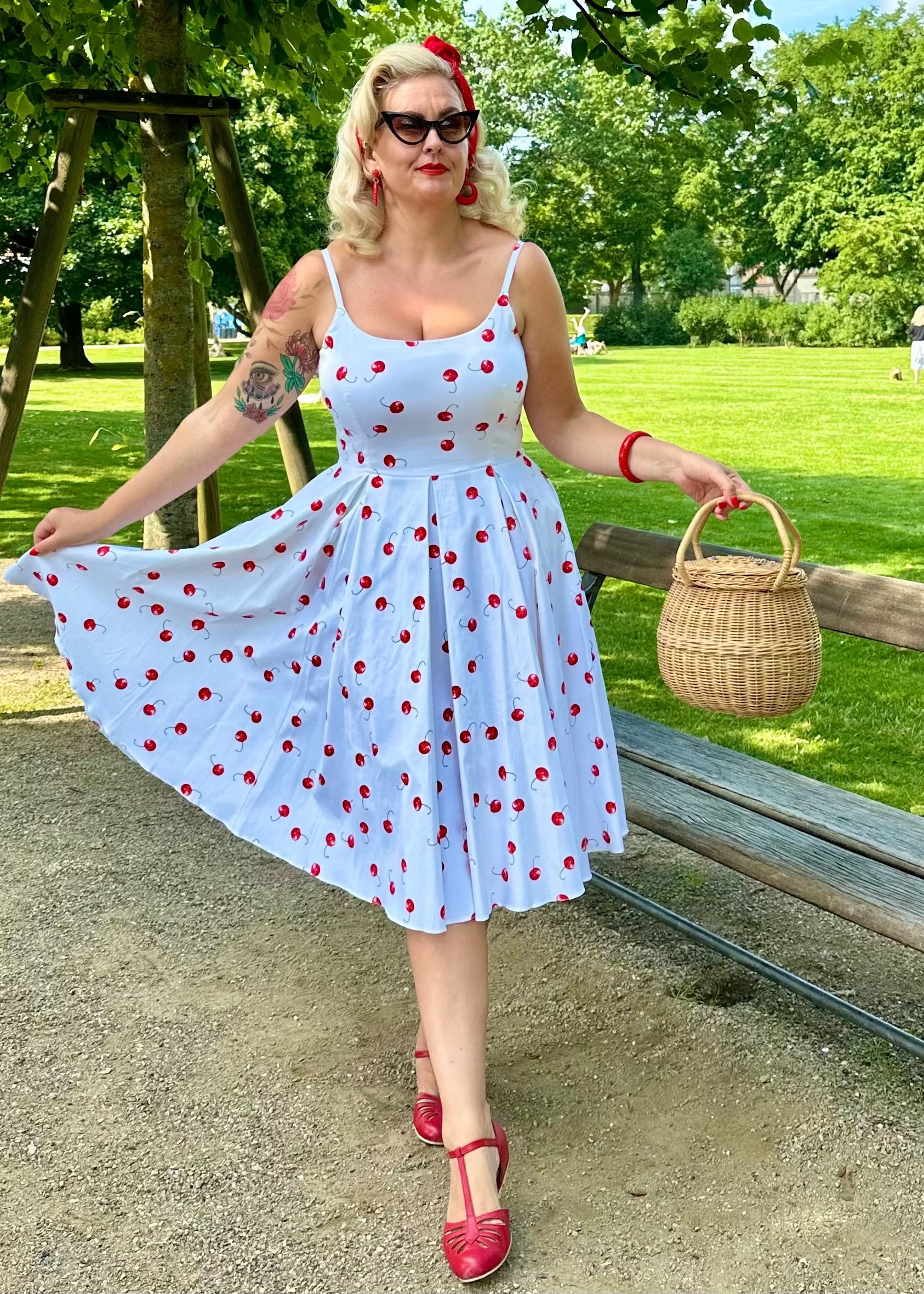 Priscilla swingkjole med kirsebær print swing kjole Pretty Dress Company 