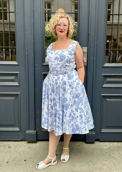 Rosie swingkjole med brede stropper i hvid med blomster Kjoler Daisy Dapper 