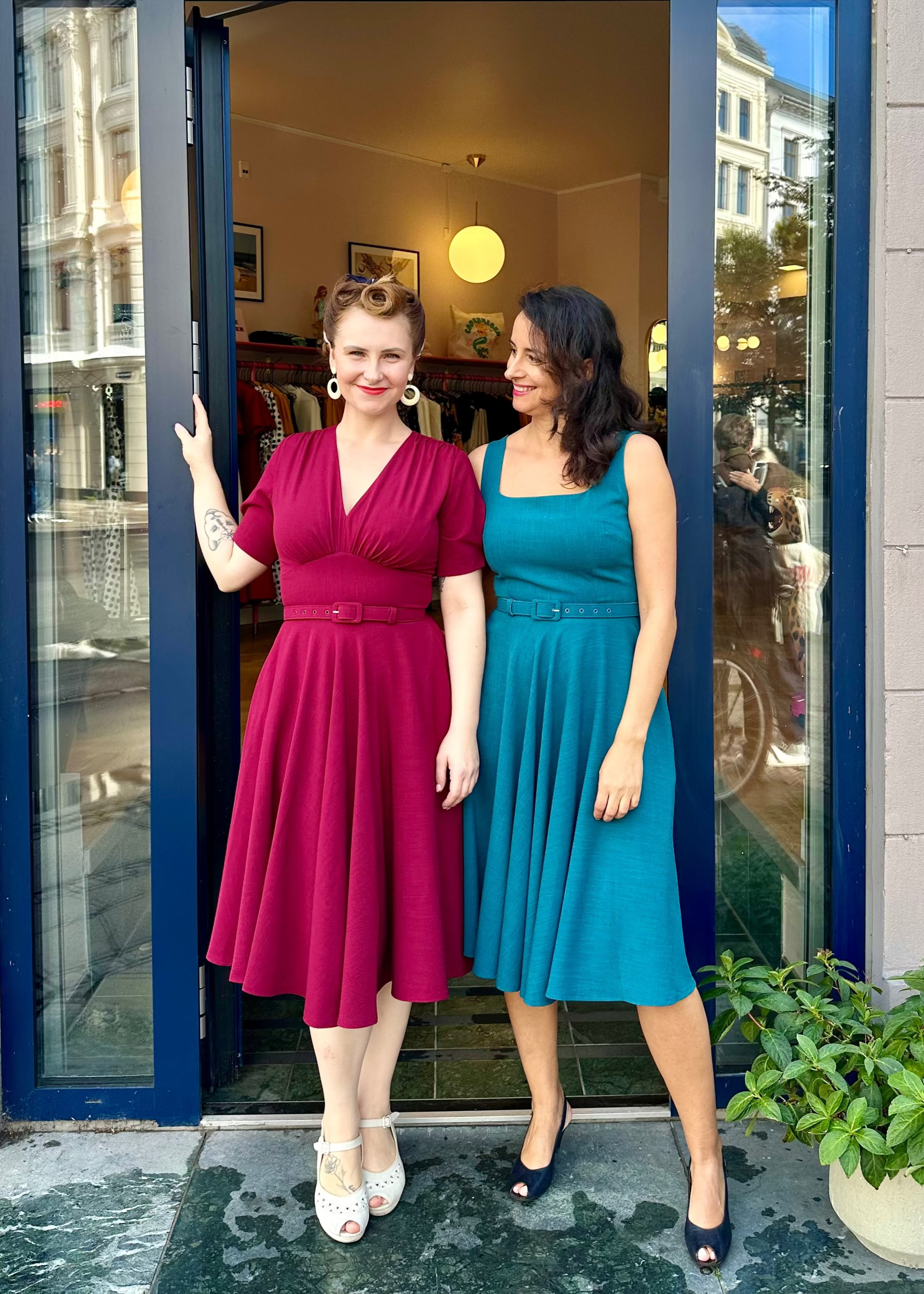 Rosie swingkjole med brede stropper i teal blå Kjoler Daisy Dapper 