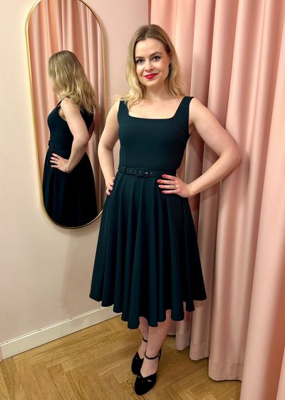 Rosie swingkjole med brede stropper - mørk grøn Kjoler Daisy Dapper 