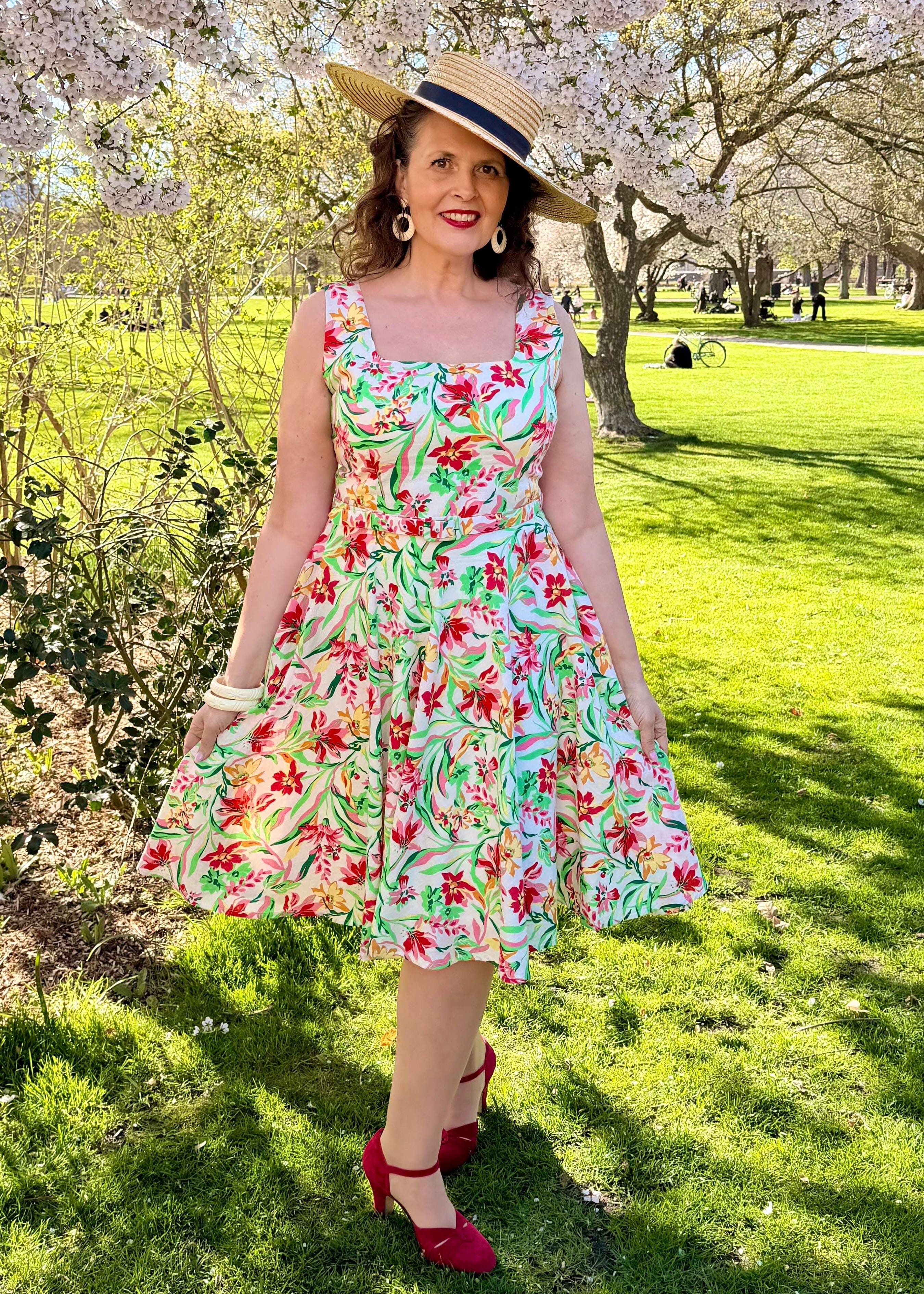Rosie swingkjole med brede stropper - multi floral swing kjole Daisy Dapper 