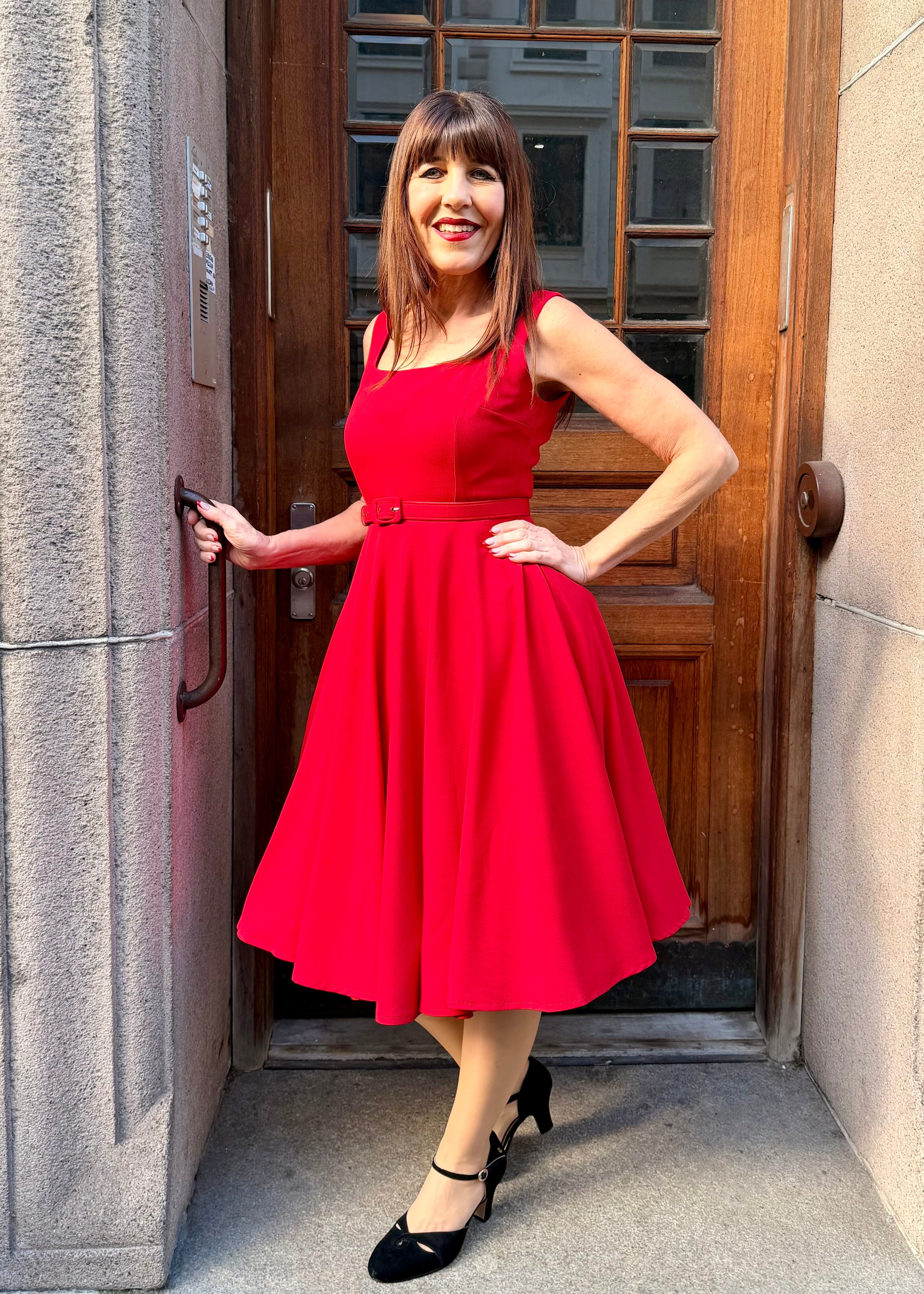 Rosie swingkjole med brede stropper - rød swing kjole Daisy Dapper 