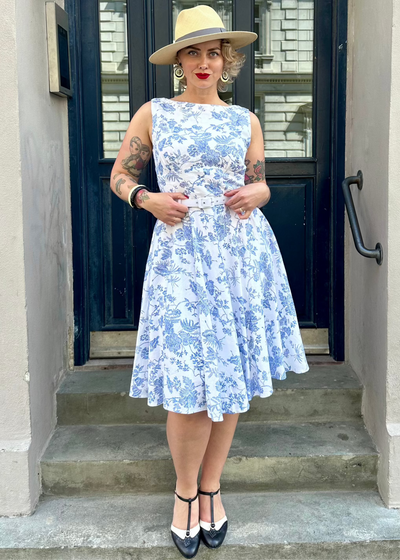 Ruby swingkjole sleeveless i hvid med blå blomster Mondo Kaos 