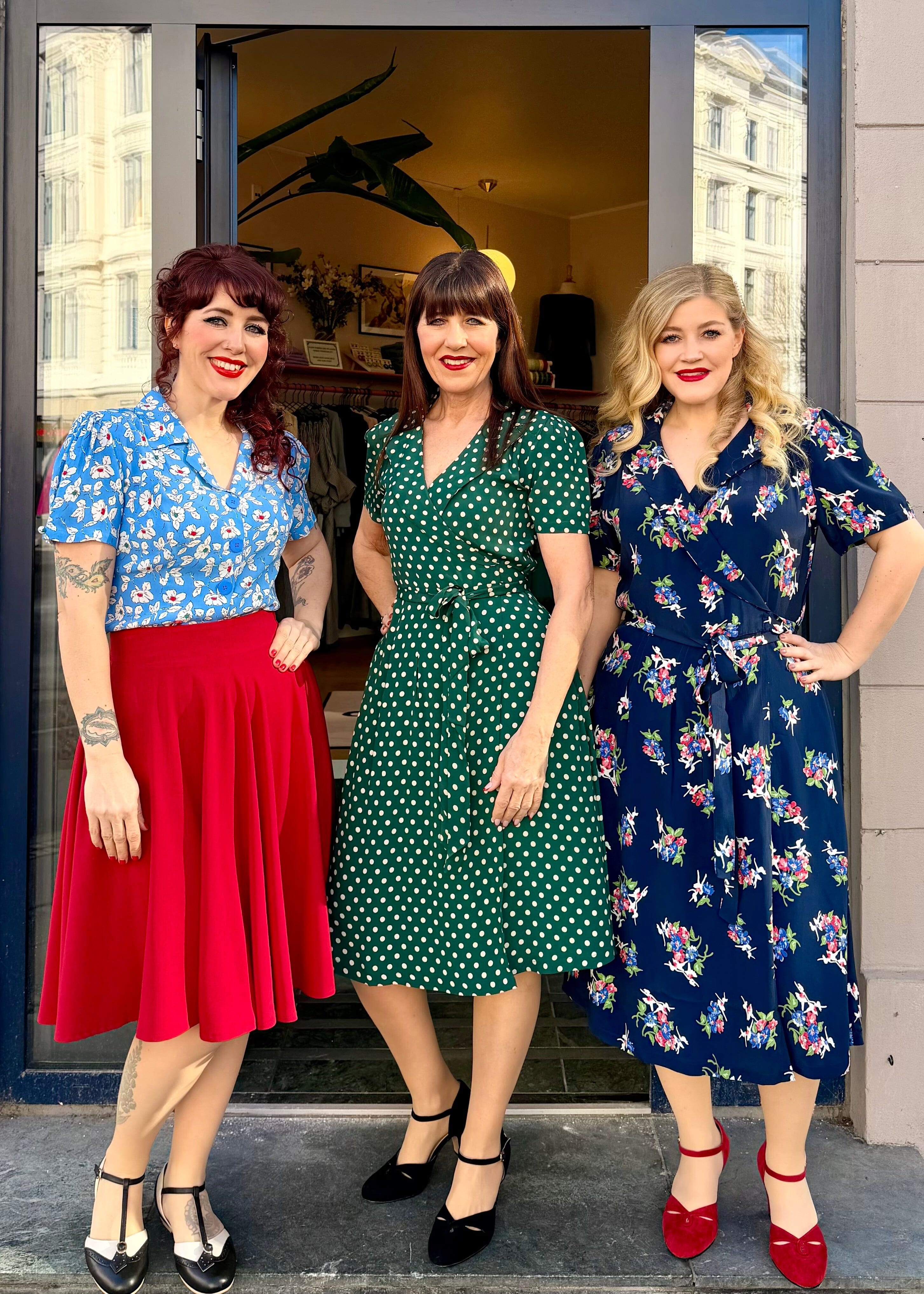 Slåom kjole i vintage stil - navy floral dancer print slåom kjole Seamstress Of Bloomsbury 
