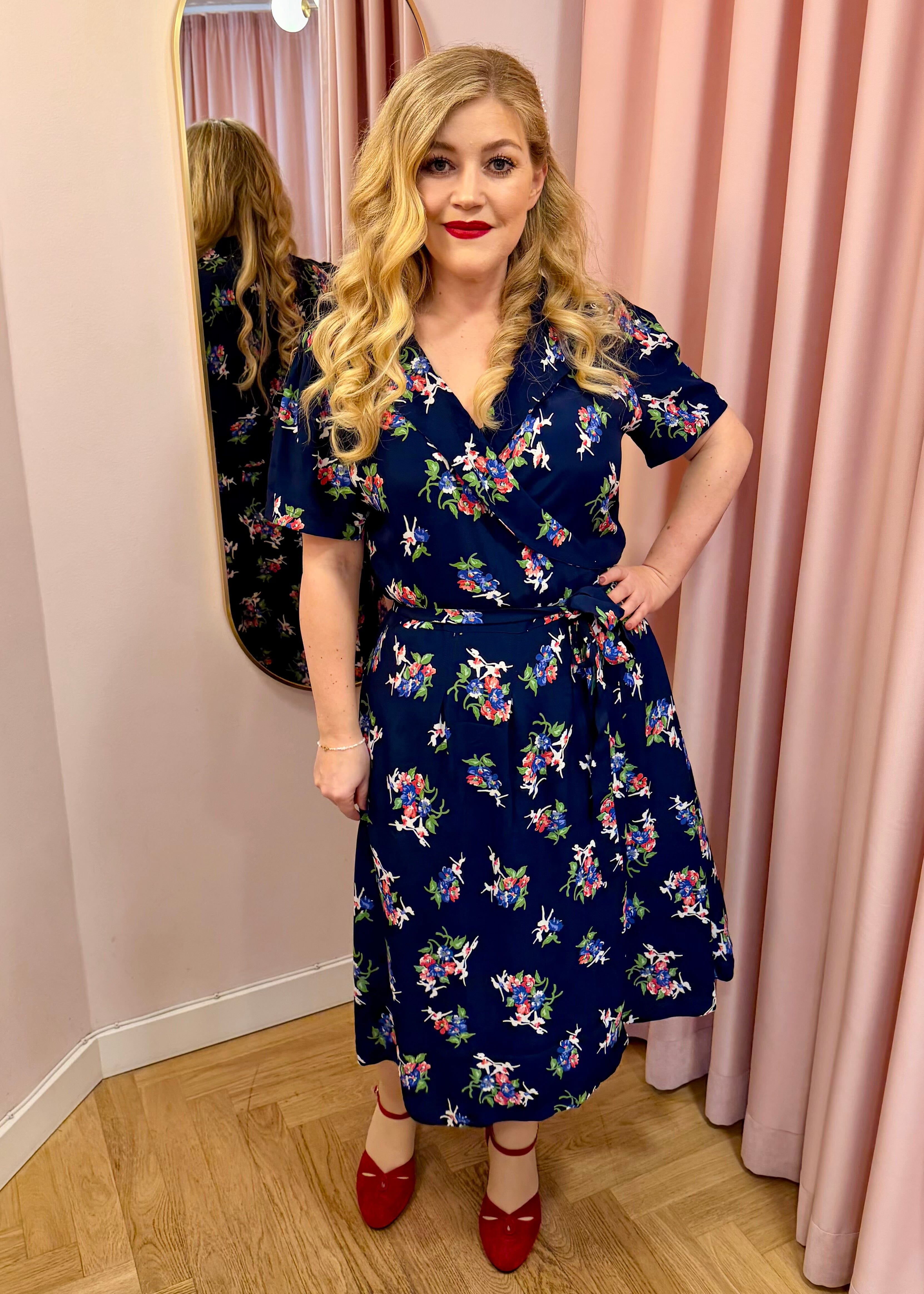 Slåom kjole i vintage stil - navy floral dancer print slåom kjole Seamstress Of Bloomsbury 