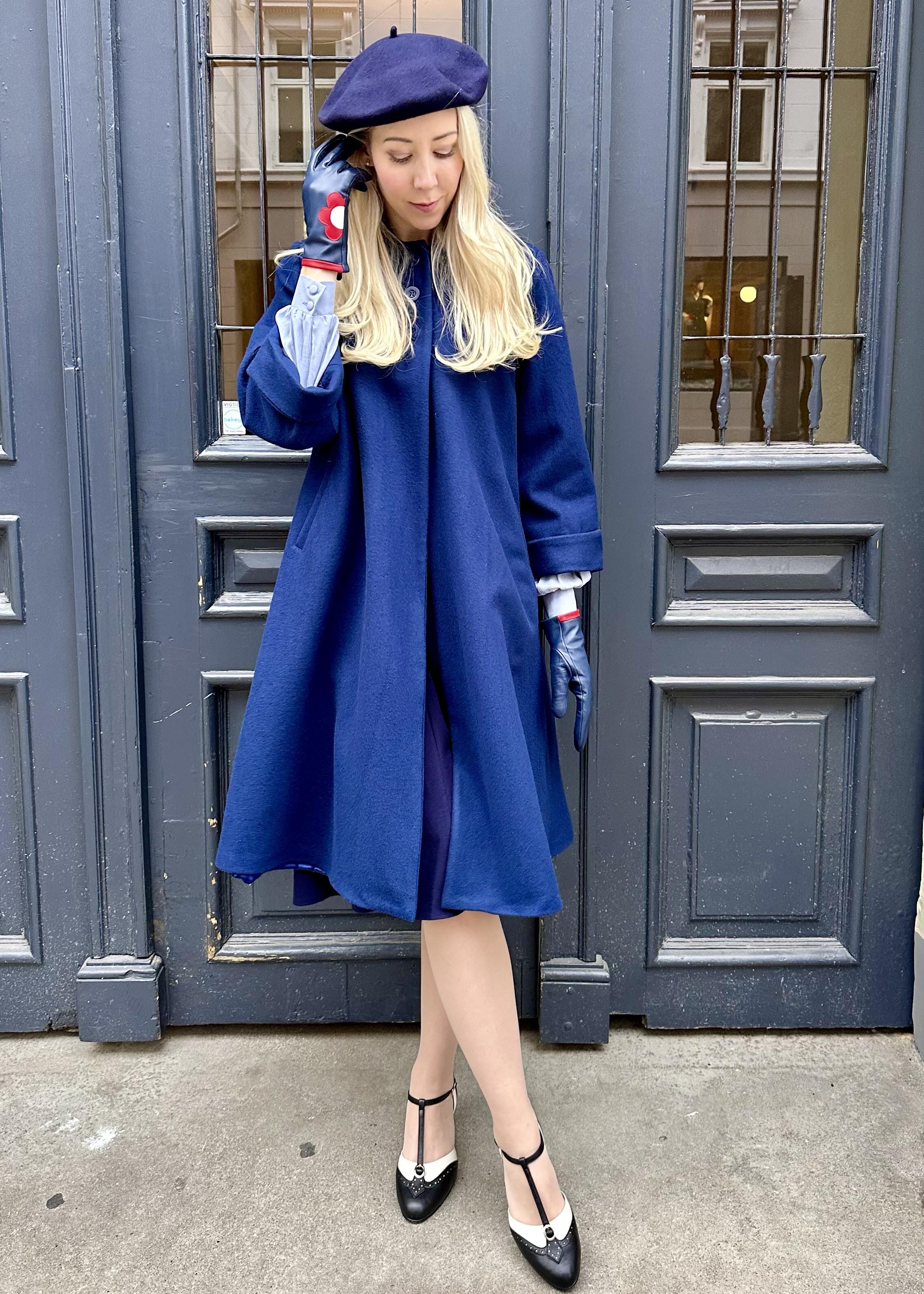 Swing frakke i navy uld frakke Seamstress Of Bloomsbury 