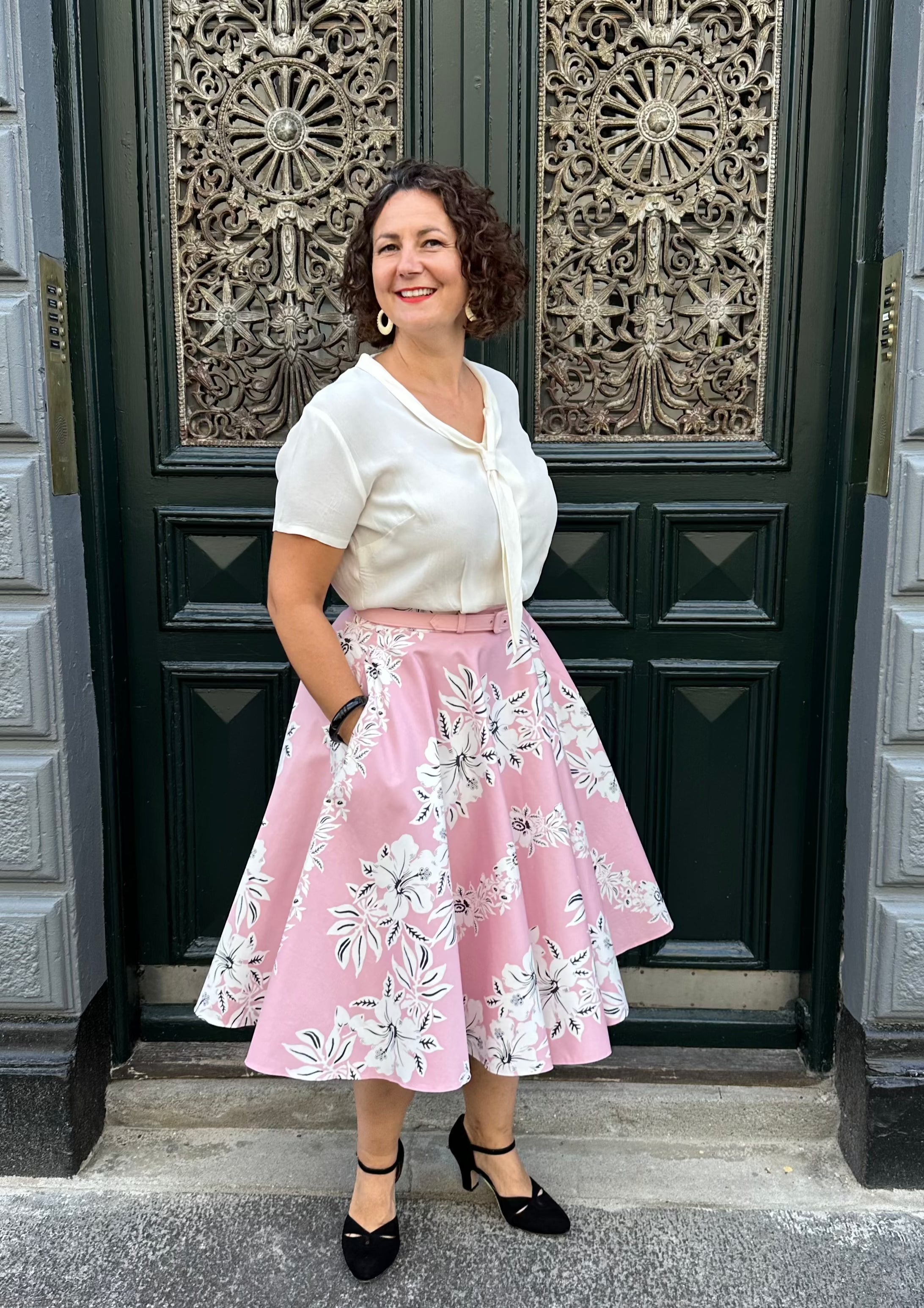 Swingnederdel i lys rosa med hawaiiblomster Nederdel Pretty Dress Company 