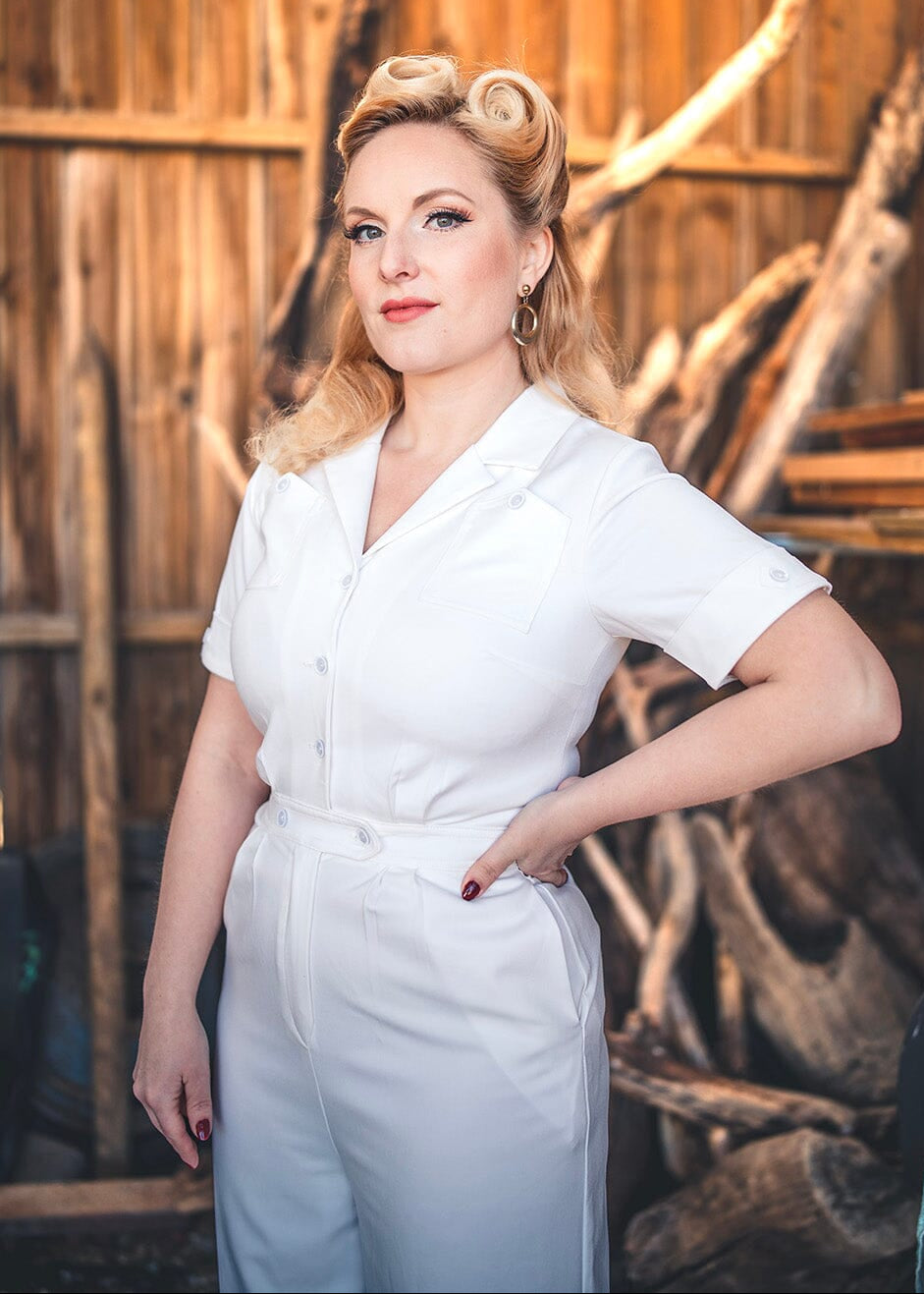 Daisy Dapper: Maxine buksedragt med korte ærmer i off-white toej Daisy Dapper 