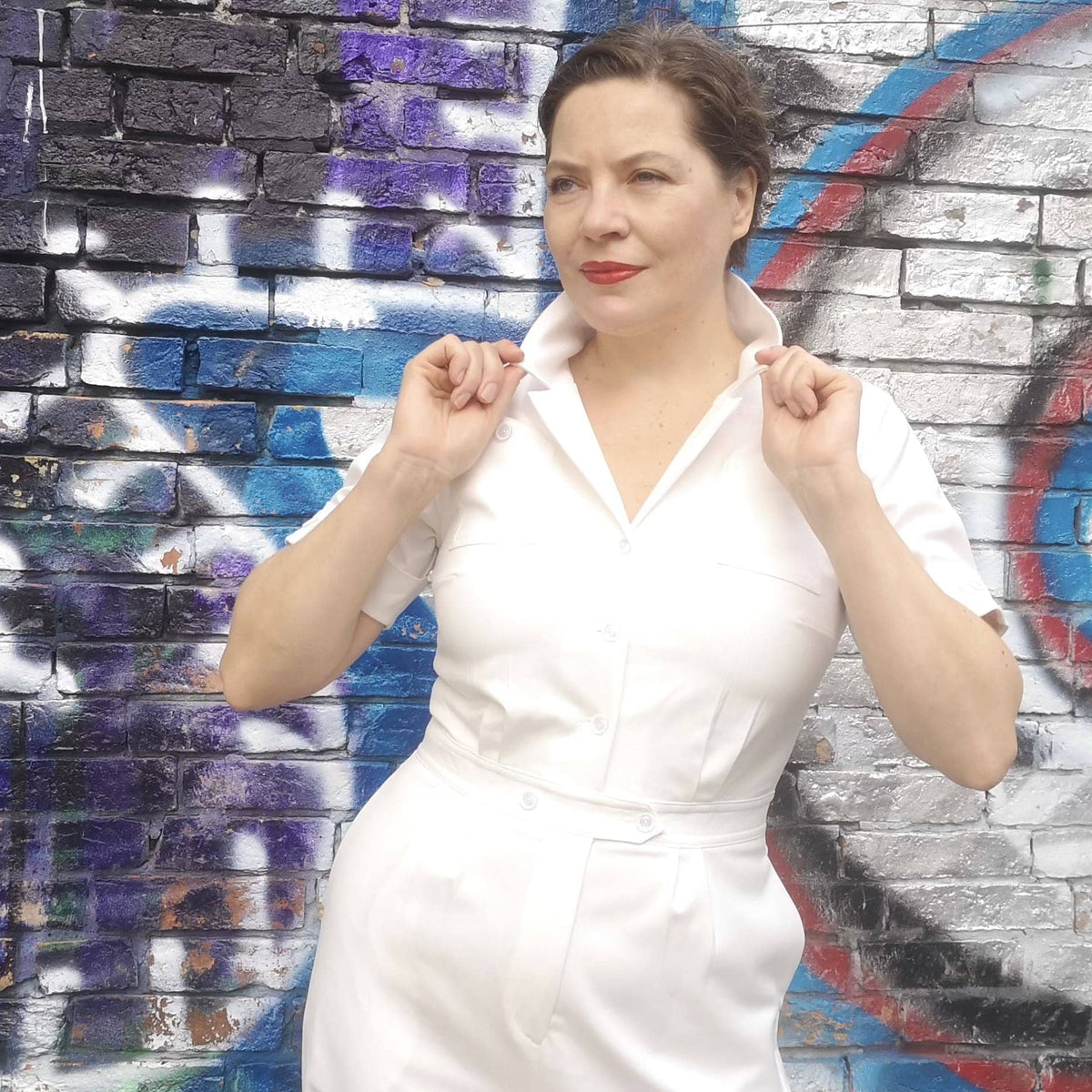 Daisy Dapper: Maxine buksedragt med korte ærmer i off-white toej Daisy Dapper 